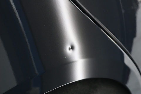 特殊な塗装のアルファロメオ、塗装しないでヘコミ直し！