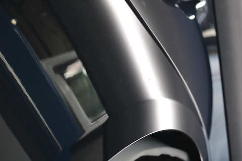 特殊な塗装のアルファロメオ、塗装しないでヘコミ直し！