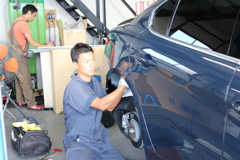 特殊な塗装のアルファロメオ、塗装しないでヘコミ直し！