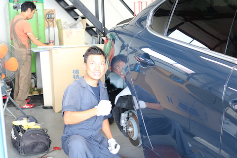 特殊な塗装のアルファロメオ、塗装しないでヘコミ直し！