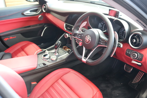 特殊な塗装のアルファロメオ、塗装しないでヘコミ直し！