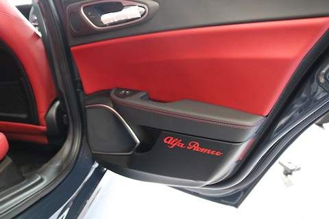 特殊な塗装のアルファロメオ、塗装しないでヘコミ直し！