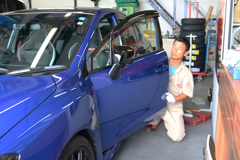 車のドアのヘコミを一番綺麗に直す方法で、修理代もお得に！