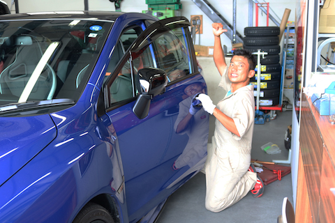 車のドアのヘコミを一番綺麗に直す方法で、修理代もお得に！