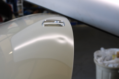 目立つボンネット先端のヘコミ修理もデントリペアで！