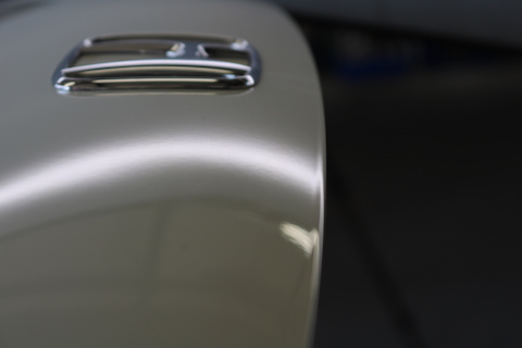 目立つボンネット先端のヘコミ修理もデントリペアで！