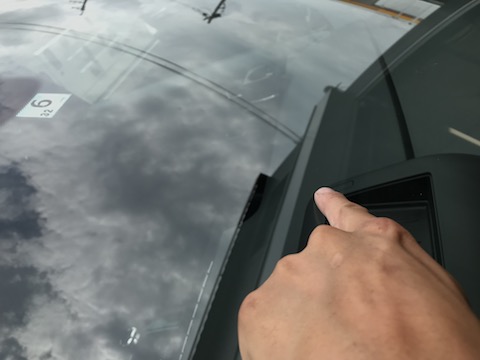 プジョー飛び石によるフロントガラス修理でウインドリペア 