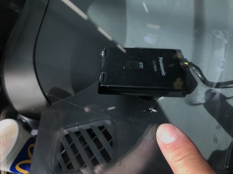 フロントガラスのヒビ・割れ、暑さで傷が伸びるので急いで修理を！