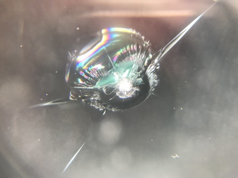 フロントガラスのヒビは、動かさなくても伸びて交換となってしまいます！