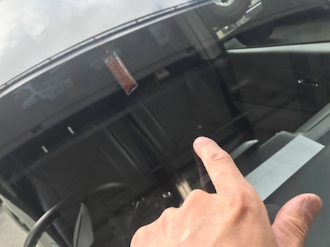 フロントガラスのヒビは、動かさなくても伸びて交換となってしまいます！