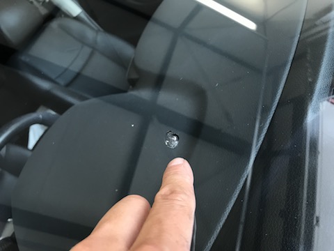車のフロントガラスのヒビ修理、ガラスリペアで解決！