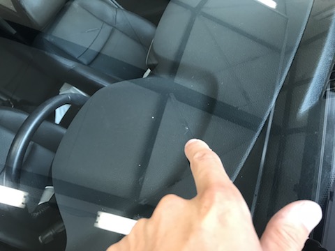 車のフロントガラスのヒビ修理、ガラスリペアで解決！