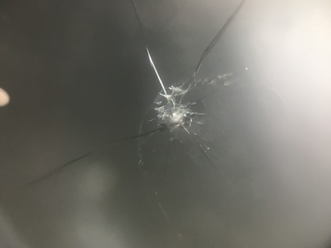予約なくても即日施工でフロントガラスの飛び石ヒビを直します！