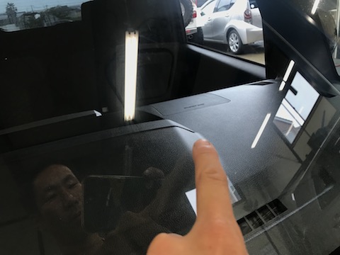 予約なくても即日施工でフロントガラスの飛び石ヒビを直します！