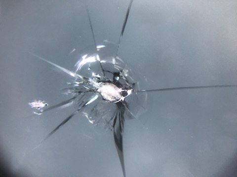 ベンツのフロントガラスにヒビ！ガラス交換せずに修理出来ます！