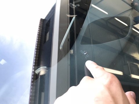 ベンツのフロントガラスにヒビ！ガラス交換せずに修理出来ます！