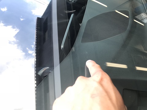 ベンツのフロントガラスにヒビ！ガラス交換せずに修理出来ます！