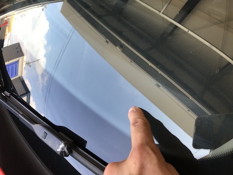 想像以上に綺麗な仕上がり、フロントガラス割れ修理のウインドリペア ！