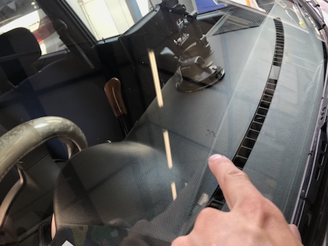 フロントガラスのヒビ・割れ、限界以上も修理・車検合格！