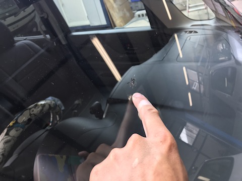 数店お断りされた飛び石の傷修理、デントスマイルで完治！