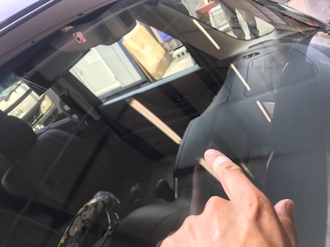 数店お断りされた飛び石の傷修理、デントスマイルで完治！