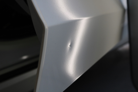 ボルボのヘコミ修理、チョット待っている間に直ります！