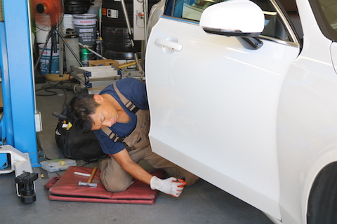 ボルボのヘコミ修理、チョット待っている間に直ります！