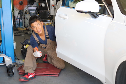 ボルボのヘコミ修理、チョット待っている間に直ります！