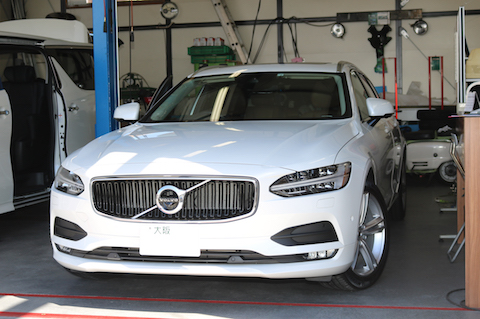 ボルボのヘコミ修理、チョット待っている間に直ります！