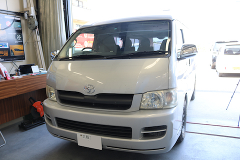 フロントガラスのヒビ、修理するか交換するか、良い方法は？