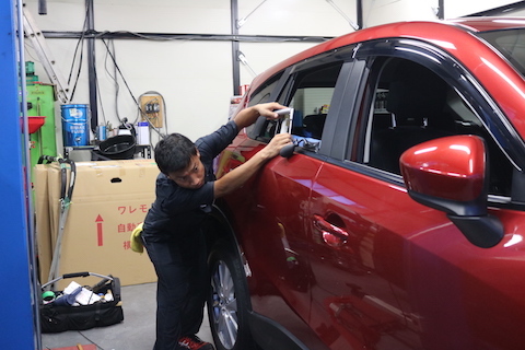 複雑なヘコミも、デントリペアで塗装しないで直ります！