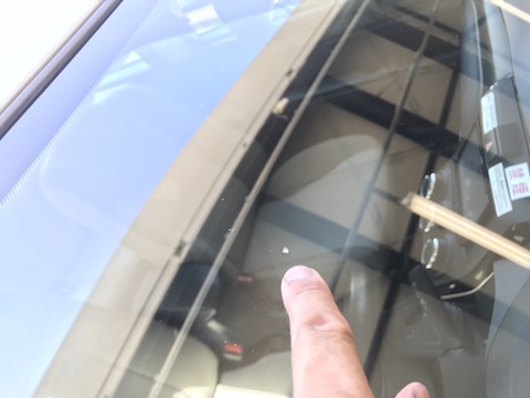 高級車の高額なフロントガラス交換せずにウインドリペア 