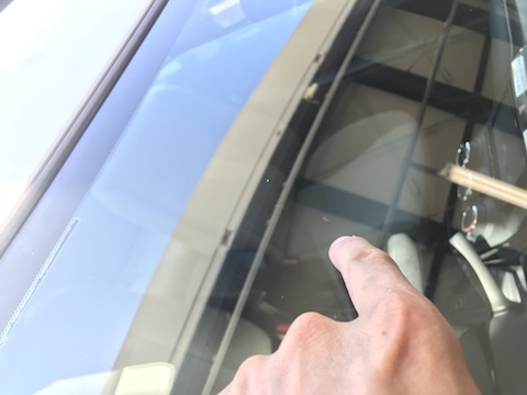 高級車の高額なフロントガラス交換せずにウインドリペア 