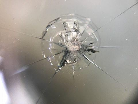 500円玉以上の飛び石の傷、断られたウインドリペアも直します！