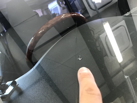 フロントガラスのヒビ、修理するか交換するか、良い方法は？