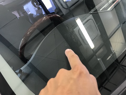 フロントガラスのヒビ、修理するか交換するか、良い方法は？