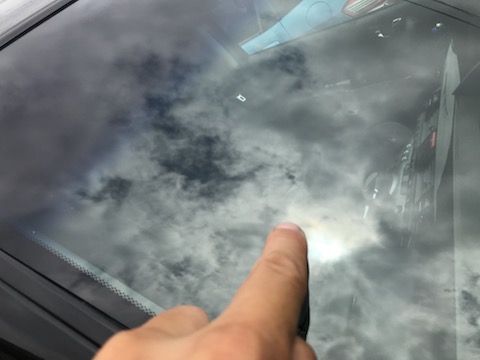 エクストレイルのフロントガラスの傷を1時間以内で直します！