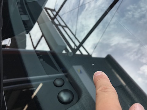 台風21号で飛来物によるフロントガラスのひび割れ直ります！