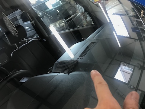 台風被害のフロントガラスのヒビ・割れ修理をお任せください。