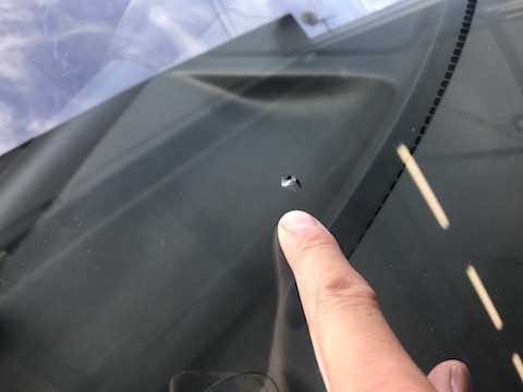 フロントガラスが直って良かった！飛び石の傷は交換しなくて良いんです！