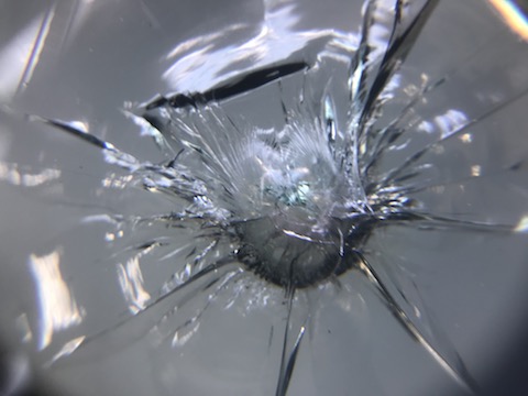 台風被害で、フロントガラスに500円玉を超える傷でも直ります！