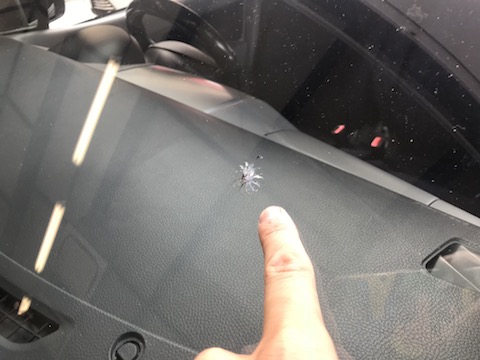 どこも修理してくれない飛び石の傷、デントスマイルは直します！