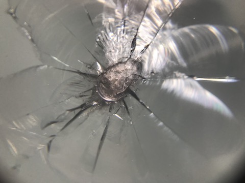 どこも修理してくれない飛び石の傷、デントスマイルは直します！