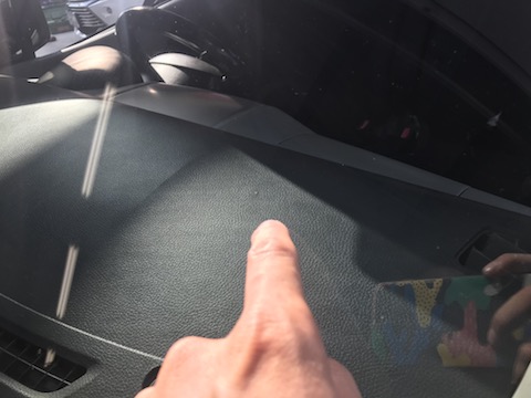 どこも修理してくれない飛び石の傷、デントスマイルは直します！