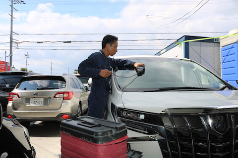 台風被害で、フロントガラスに500円玉を超える傷でも直ります！