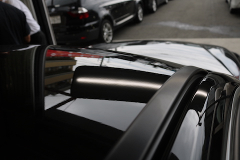 車のルーフにヘコミ。ひっぱりだしてヘコミを直す方法があるんです！