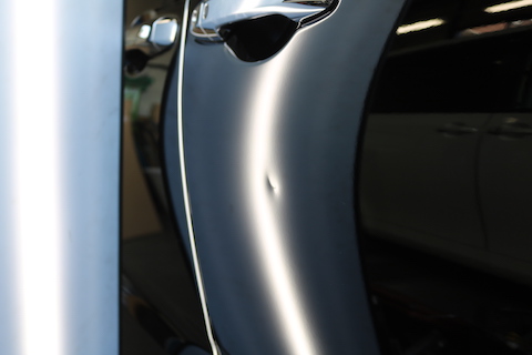 台風被害で自転車が倒れて車にヘコミ！裏から押して元どおり！