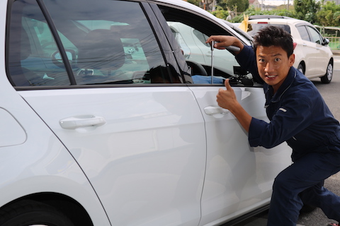 車にエクボのヘコミ。気になるけど、塗装修理したくないならデントスマイルへ！