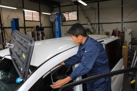 高額修理になるルーフのヘコミも、デントリペアで短時間でお得に修理