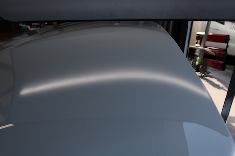 飛び石などでボンネットにヘコミ、塗装しない修理跡の無いデントリペア